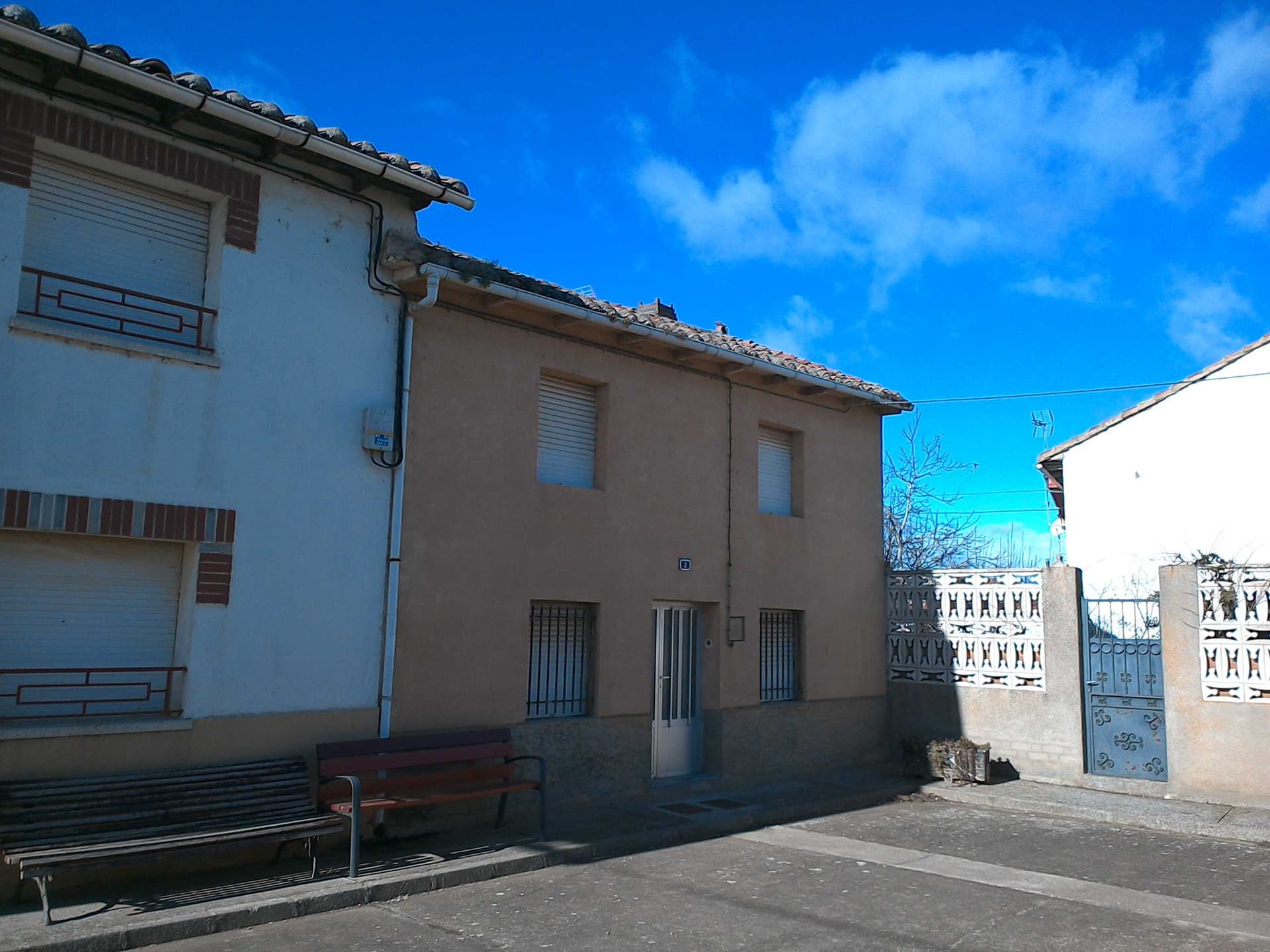 Vivienda urbana situada la Cl Abajo 2 de la localidad y término municipal de Santas Martas (León). Tiene una superficie gráfica de 60 metros cuadrados y una superficie construida de 80 metros cuadrados divididos en dos plantas de 40 metros cuadrados - Imagen 1