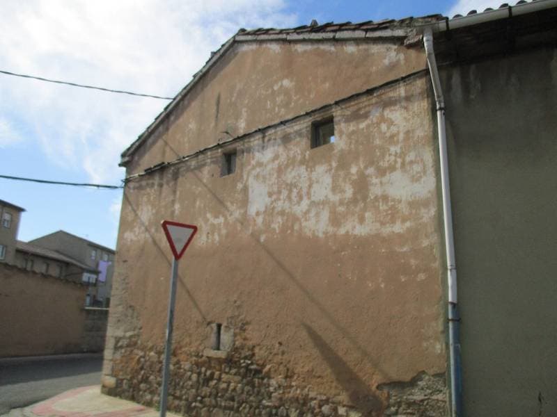 Almacén situado en calle Capilla, 14 en la localidad de La Robla. Referencia catastral: 5020202TN8452S0001QY. Superficie construida: 166m2 sobre una superficie gráfica de 83 m2 y año construcción: 1935. Se trata de un almacén con una superficie por p - Imagen 1