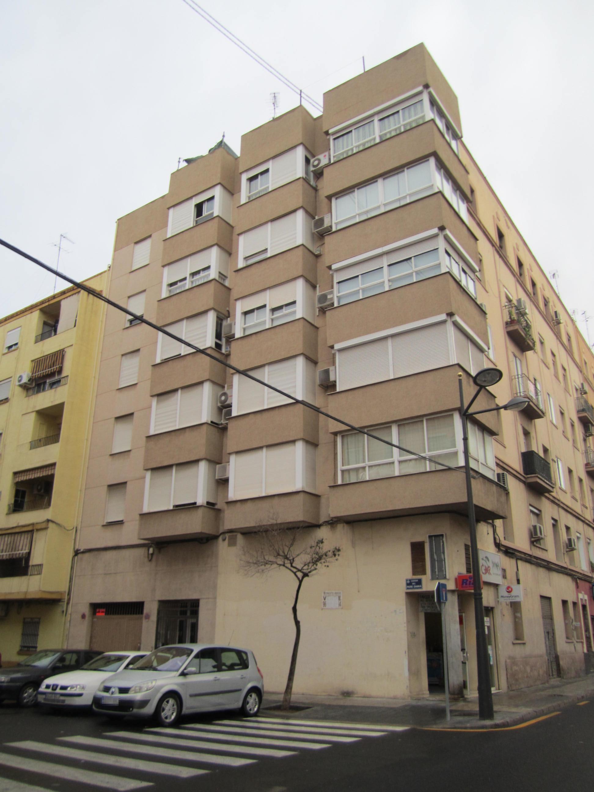 FINCA URBANA: UNO.- VIVIENDA EN PRIMERA PLANTA ALTA, cuya puerta a la escalera está señalada con el número UNO.- Tiene una superficie útil de 58,64m2. Forma parte de un edificio sito en Valencia, con fachada principal a la calle Padre Damián nº 2. - Imagen 1