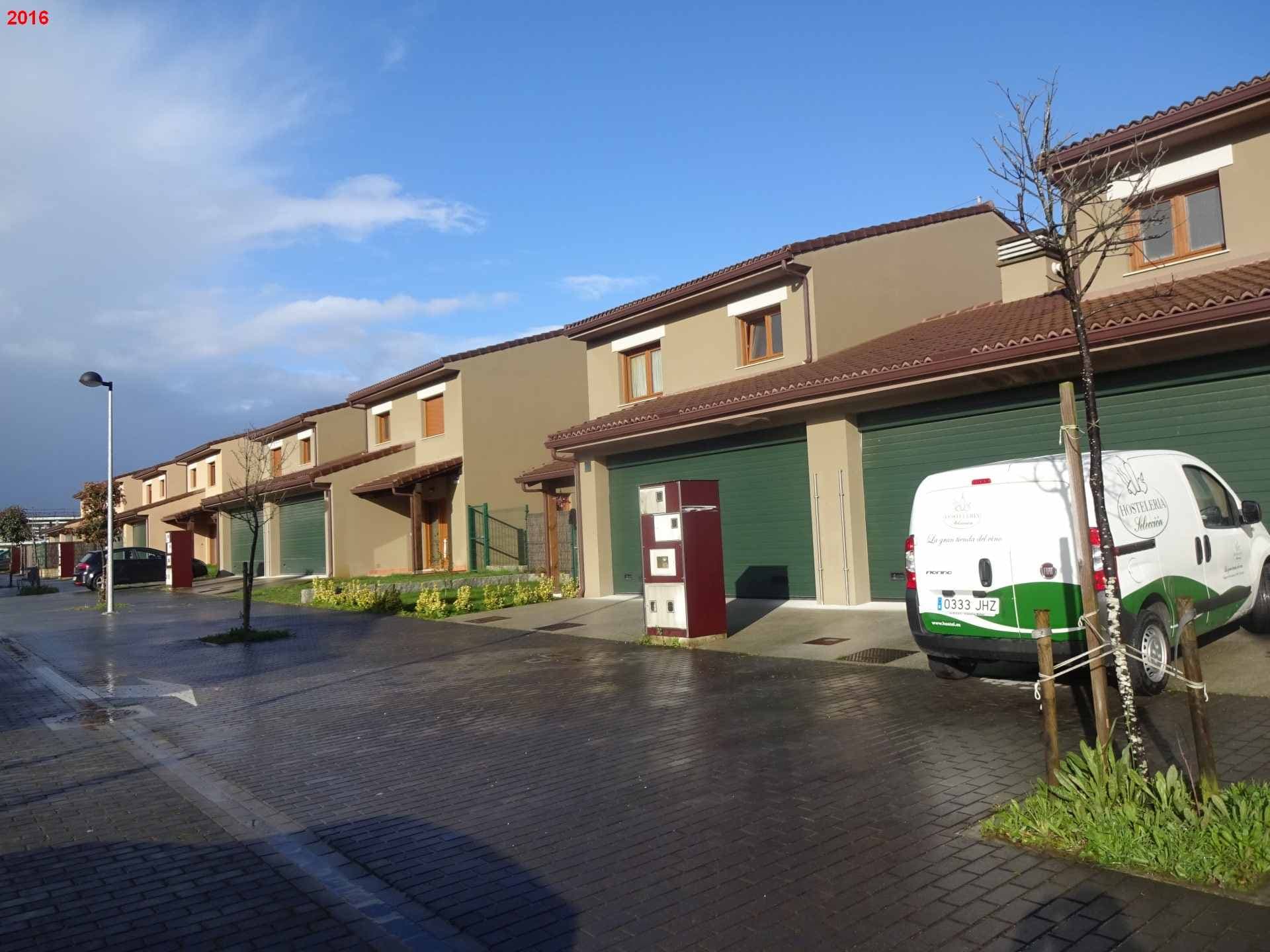 Finca número dos. Vivienda unifamiliar número dos en la hilera Norte (la segunda en sentido Oeste-Este), can acceso desde la C/ A Fraga (Norte) , por donde está señalada con el número 24. Se compone de plantas baja y alta distribuidas en forma adecua - Imagen 1
