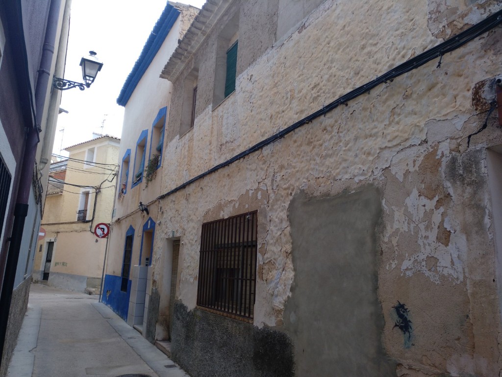 100,00% de Propiedad plena de Casa Habitación situada en Caudete, calle de Mates número 3, ocupa una superficie de 90 m2, consta de planta baja y cámaras con varias dependencias y corral descubierto; y linda derecha entrando, casa que se adjudicará a - Imagen 1