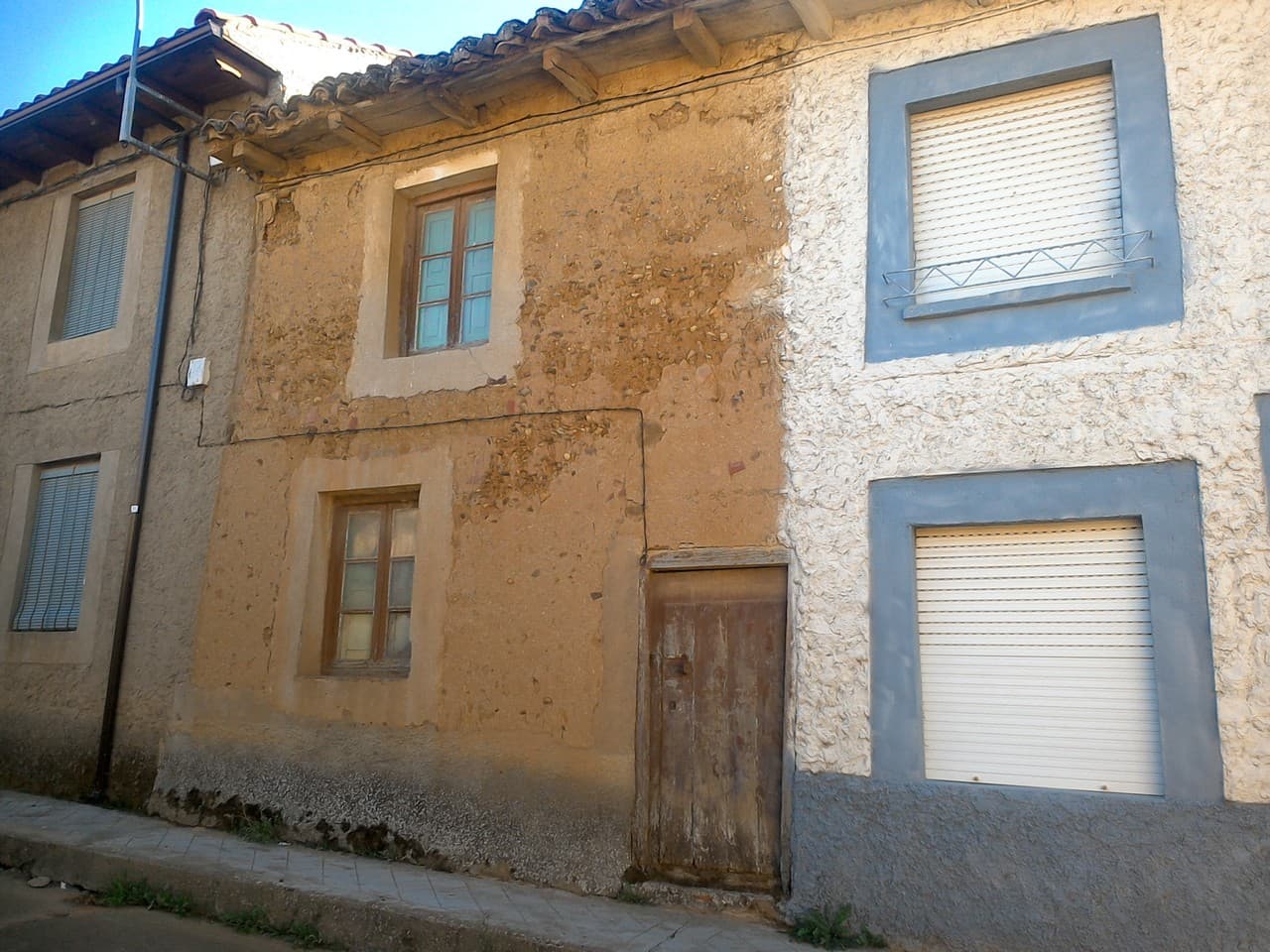 Finca urbana situada en Cl Gallinera 4 de la localidad y término municipal de Valdevimbre. Es una parcela construida sin división horizontal con una superficie gráfica de 242 metros cuadrados y una superficie construida de 80 metros cuadrados dividid - Imagen 1