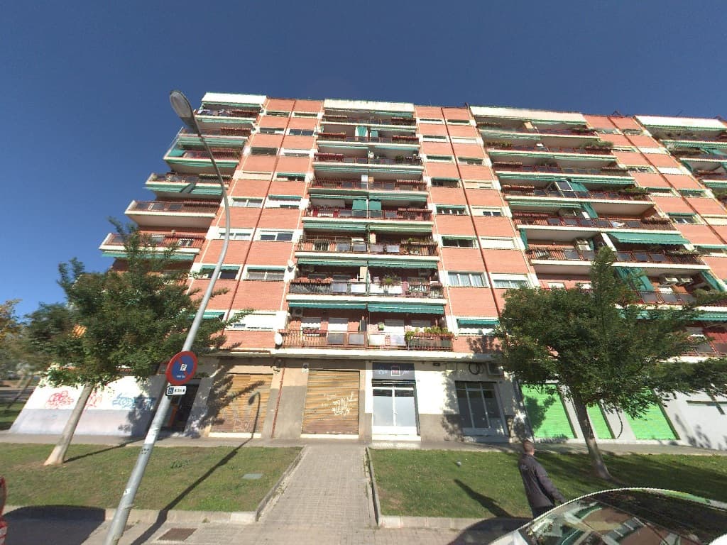 URBANA.- SESENTA Y NUEVE. LOCAL COMERCIAL situado en la planta baja del bloque nueve, sito en esta ciudad con frente a la calle Lusitania, número noventa y dos y noventa y ocho. Tiene su entrada por dicha calle número noventa bis. Se compone de una n - Imagen 1