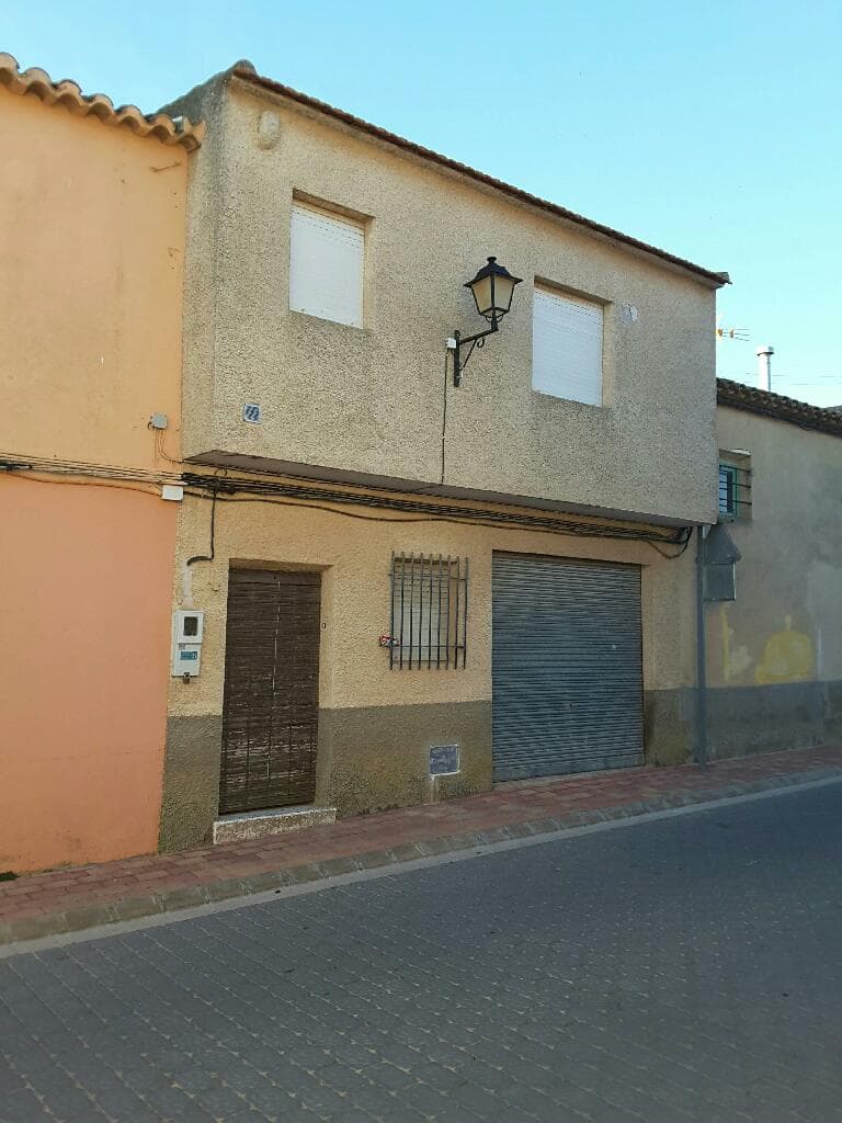 Vivienda en Hoya Gonzalo, calle Chinchilla, número tres. Ocupa una superficie aproximada de setenta metros cuadrados. Se compone de planta baja con cocina, dos habitaciones, patio y cuadra; y planta alta a cámaras. Linda: derecha entrando, herederos - Imagen 1