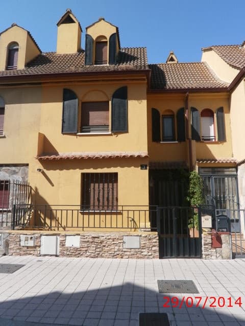 URBANA: VIVIENDA UNIFAMILIAR adosada, en Teso de laFeria, hoy calle Pico Jalama nº 3 de Salamanca, sobre una parcela. Se compone de planta baja, primera y bajo cubierta. Mide noventa metros cuadrados útiles y ciento doce metros sesenta y un decímetro - Imagen 1