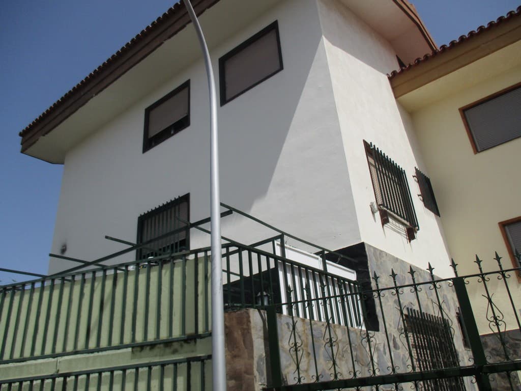 Vivienda unifamiliar de tres plantas, sita en La Urbanización Tristán, C/ Pedro José de Mendizábal Nº19, CP 38009, Santa Cruz de Tenerife, finca registral Nº1154, inscrita en el Registro de la Propiedad de Santa Cruz de Tenerife nº 3, al Tomo 1329, L - Imagen 1
