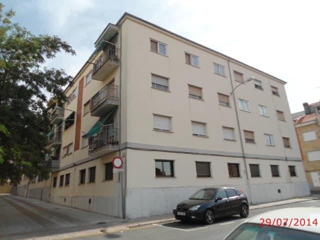 VIVIENDA situado a la izquierda en el desembarque de la escalera y señalado con la LETRA B, de la TERCERA PLANTA DEL BLOQUE I, edificio sito en esta ciudad, con entrada por la calle Primera del Barrio Blanco de los Pizarrales, actualmente denominada - Imagen 1
