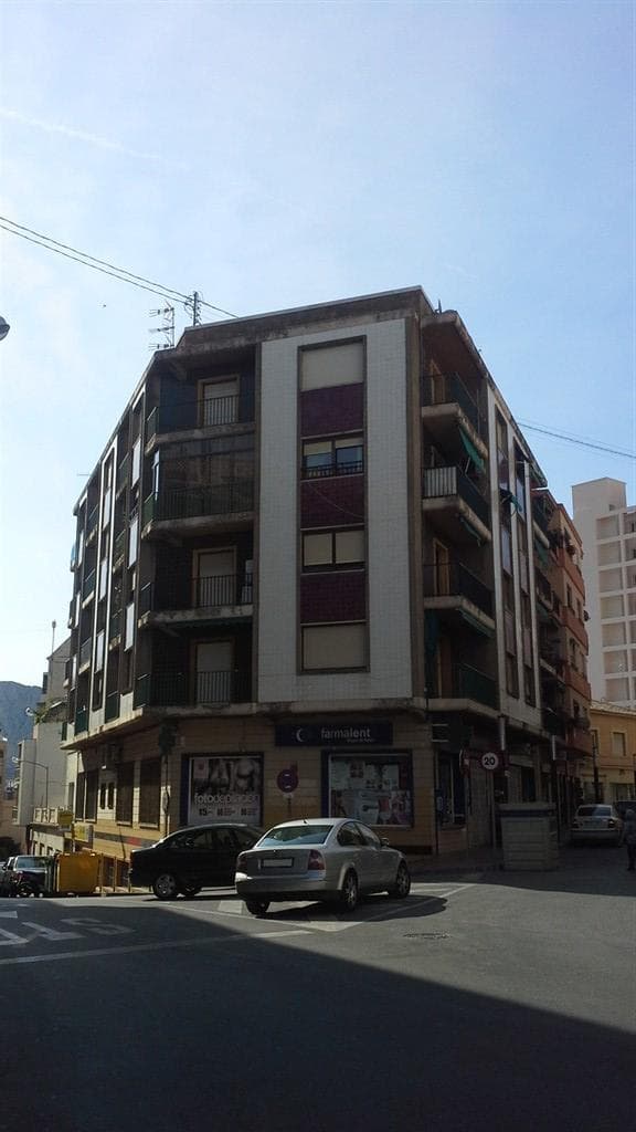 100,00% de Propiedad plena de URBANA: NUMERO UNO GENERAL.- Semisótano, destinado a local comercial, con acceso calle en proyecto, situada al Norte; compuesta de un local sin distribución y un aseo; con una superficie útil de doscientos setenta y cuat - Imagen 1