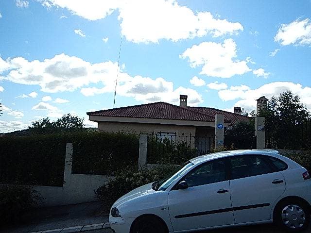 PARCELA DE TERRENO señalada en planos con el número CIENTO VEINTIOCHO, integrante de la URBANIZACIÓN CÁCERES GOLF PRIMERA FASE-ZONA SEGUNDA, en término de Cáceres. Ocupa una superficie útil de mil metros cuadrados. Linda desde el Campo de Golf, al fr - Imagen 1