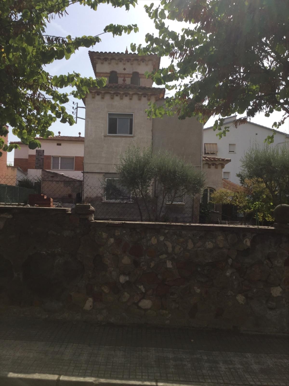 CASA compuesta de planta baja y piso, rodeada de jardín, edificada en un porción de terreno sito en término municipal de Parets del Vallés, con frente a la calle Sant Joan, donde le corresponde el número catorce. DATOS REGISTRALES: FINCA Nº 1508 de P - Imagen 1