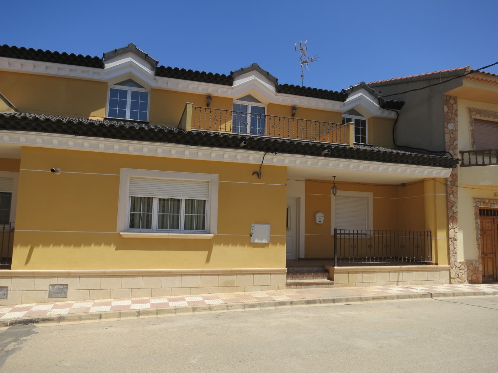 VIVIENDA UNIFAMILIAR EN CONSTRUCCION con garaje y buhardilla, sita en Cenizate, en la calle Vicente Ochando, sin número. Esta construida sobre un solar de doscientos ochenta y dos metros treinta y un decímetros cuadrados. - Imagen 1