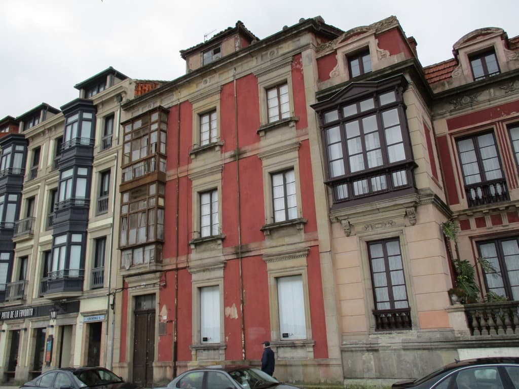 CASA señalada con el número tres de la calle Capua, en esta villa; que consta de sótano, entresuelo, pisos primero y segundo y bohardilla. Tiene una superficie, con incluión de medianerías, de ciento sesenta y tres metros sesenta y dos decímetros cua - Imagen 1
