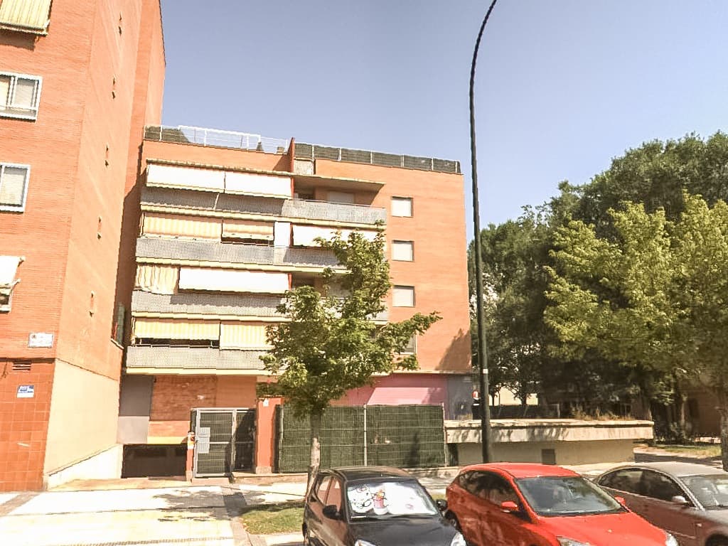 Local comercial señalado con el núm . UNO en planta baja de la C/ Joaquina Zamora de Zaragoza. Forma parte de una casa con acceso por la C/ Emilia Pardo Bazán núm . 16, bajo puerta 1A de Zaragoza. Con 220 metros cuadrados.