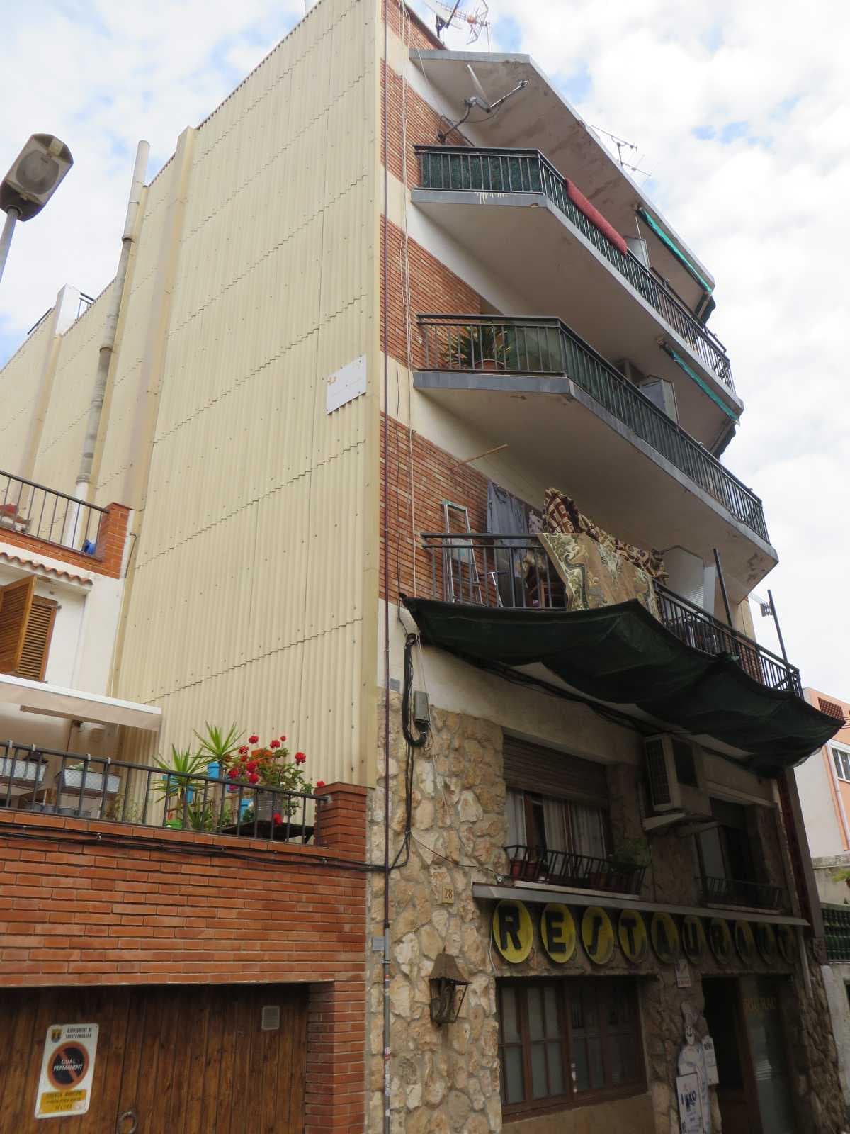 URBANA: UNIDAD NÚMERO SIETE.- PISO SEGUNDO, PUERTA TERCERA, de la casa sita en termino de Torredembarra, Callejon de Sant Antonio números diecisiete y diecinueve. Consta de: recibidor, paso, comedor—estar con balcón, tres dormitorios, cocina y aseo. - Imagen 1