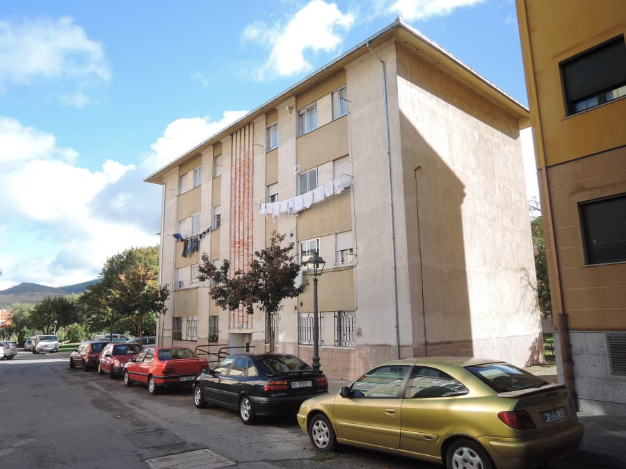 URBANA. -VIVIENDA PLANTA BAJA DERECHA, TIPO B. Está situada en la planta baja del inmueble. Tiene su acceso por el portal número 8 de un Bloque de Viviendas Señalado con la letra E, sito en “Colonia Esperanza” en San Ildefonso. Se destina a vivienda - Imagen 1
