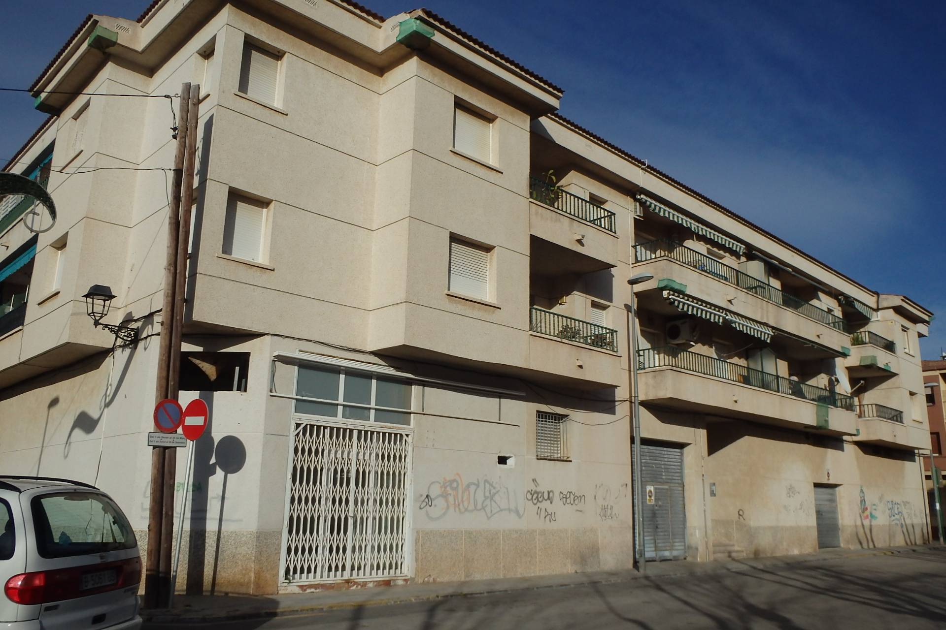 FR 10778-5G_URBANA: Participación indivisa de UNA CATORCE AVA PARTE indivisa que da derecho a la utilización exclusiva y excluyendo de la plaza de aparcamiento señalada con el número CINCO; de la ENTIDAD NÚMERO UNO.- Garaje aparcamiento situado en la - Imagen 1