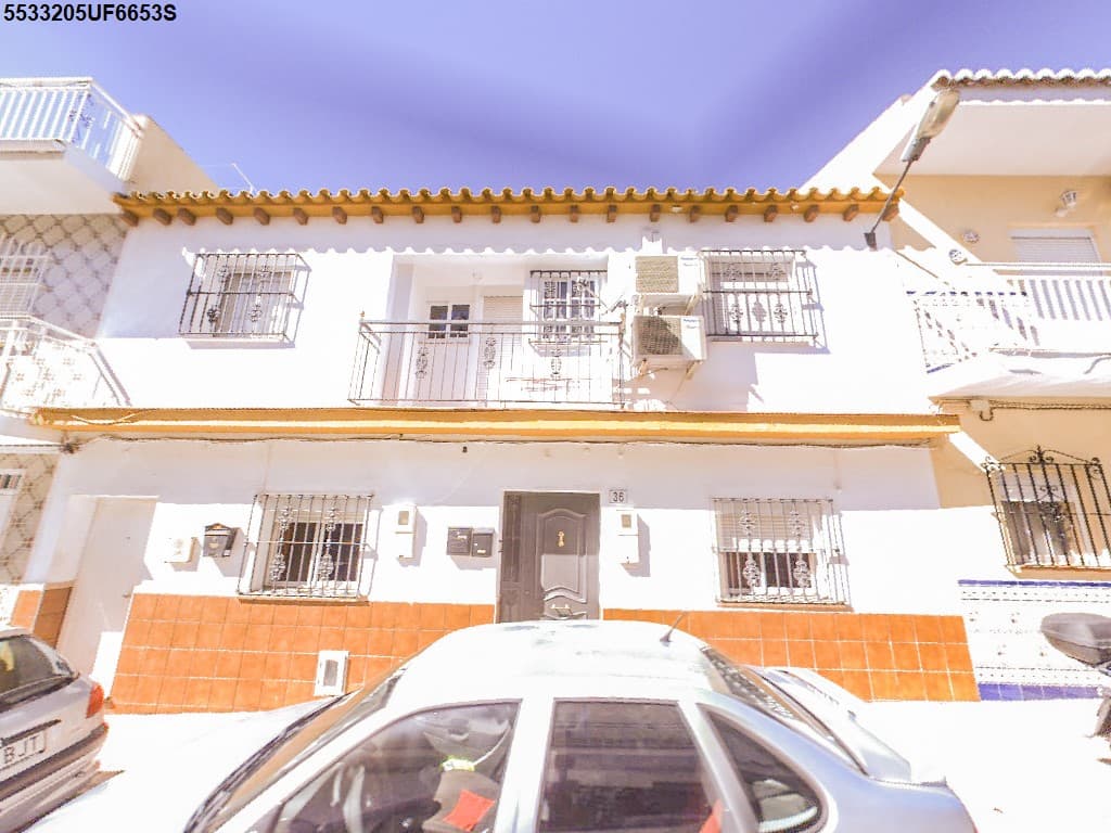 FINCA NUMERO UNO.- Vivienda situada en la planta baja de la casa en calle Nemoroso, número 36, en la Barriada de El Tarajal, de Málaga. Se distribuye en dos dormitorios, salón, salita, cocina, cuarto de baño y patio descubierto. Esta vivienda compren - Imagen 1
