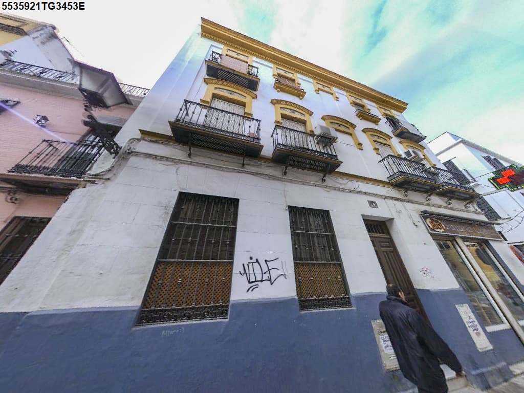 Finca urbana. Vivienda- ático de 49 metros cuadrados útiles, en la calle San Luís nñumero 55 de Sevilla. Año de construcción 1940. - Imagen 1
