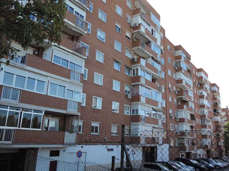 URBANA: Piso número tres cuarto derecha, tipo B, del bloque marcado con el numero dieciocho, de la calle Motril, en la Urbanización de la zona Sur, de Cordoba. Tiene una superficie útil de cuarenta y nueve metros y seis decímetros cuadrados. - Imagen 1