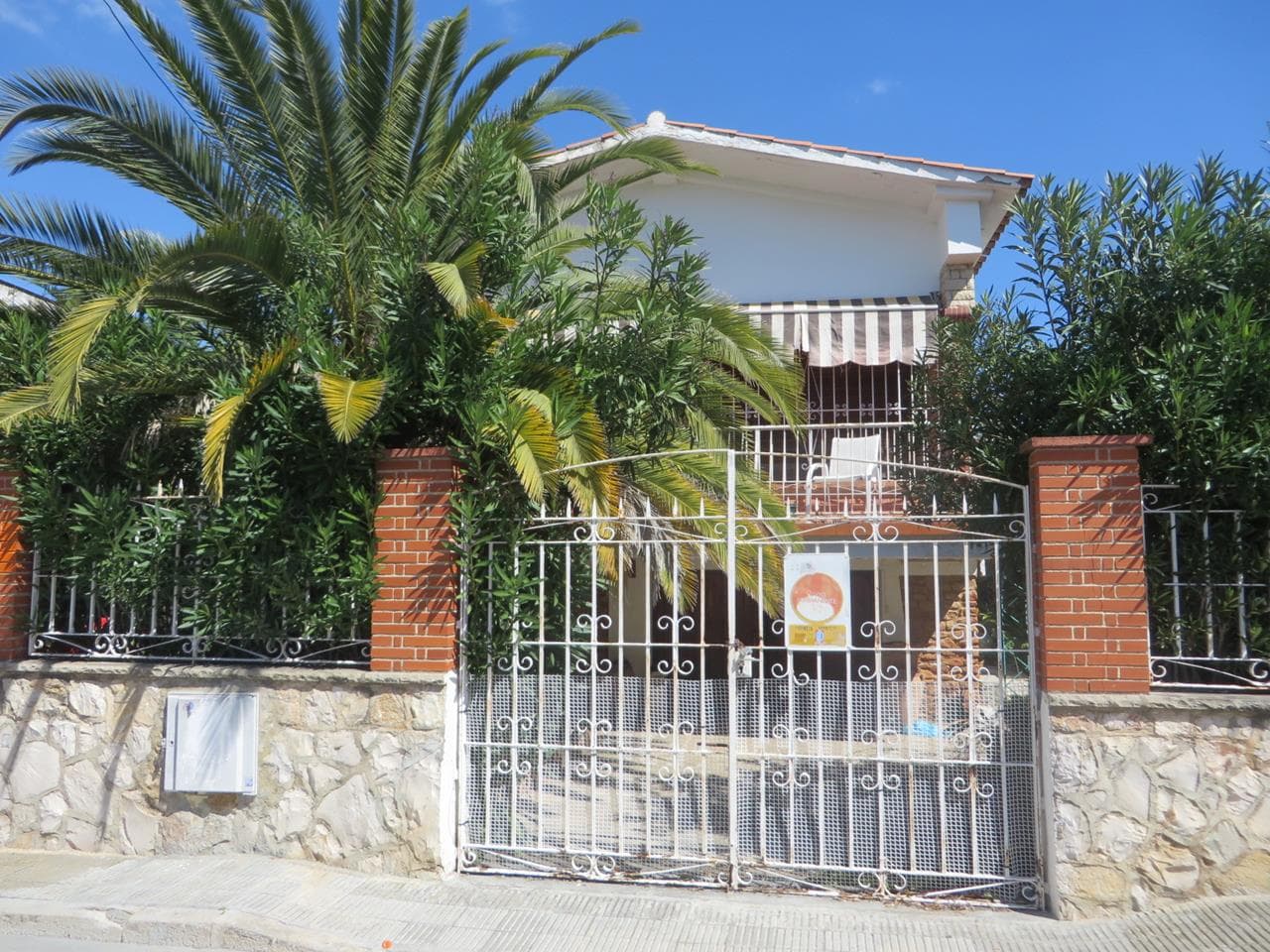 FR 3731_URBANA. Edificio al término de Torredembarra, partida Montones, parcela 10 de la urbanización Olivé. Compuesto de sótano, destinado a garaje y almacén y planta baja. Superficie construida: ciento ochenta metros cuadrados. Superficie terreno: - Imagen 1