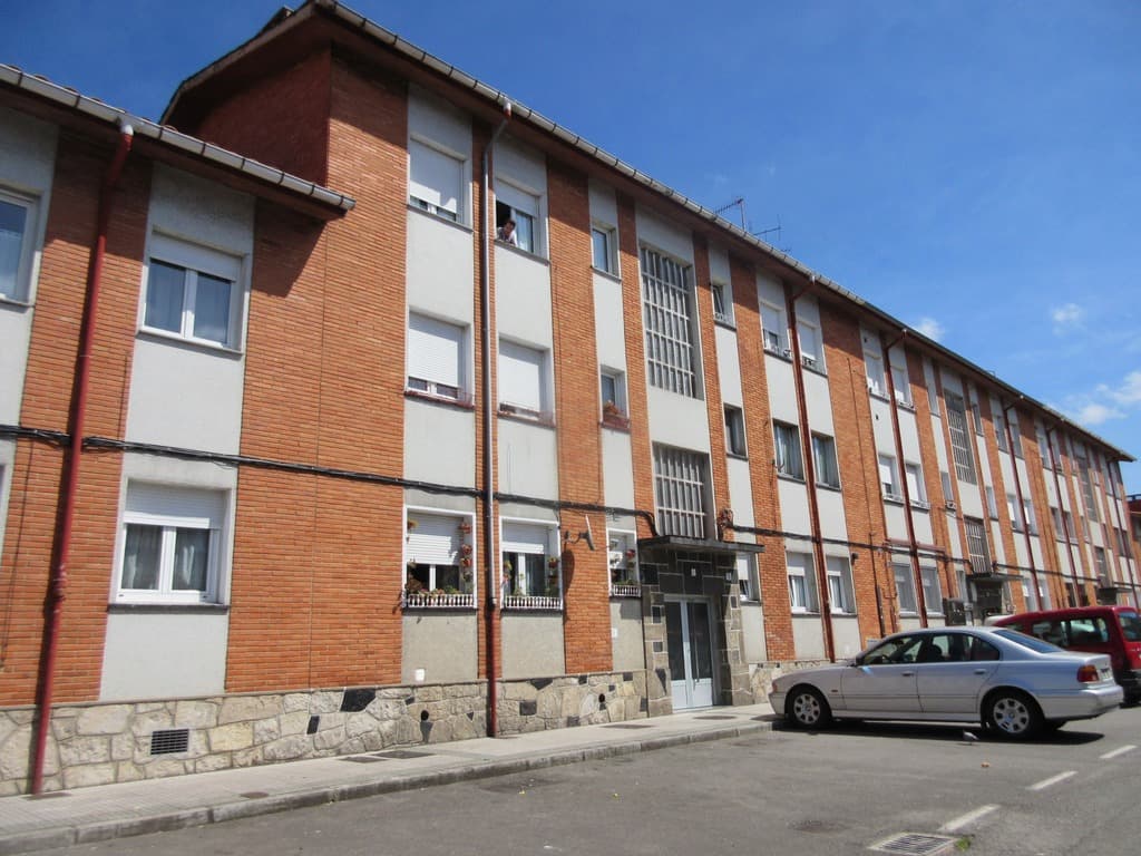 FINCA URBANA.- Vivienda número uno, de la casa número 5 de la calle H del bloque número IV del poblado de viviendas protegidas de La Camocha, términos de Vega, concejo de Gijón/Xixón. Está situada en planta baja izquierda. Ocupa una superficie constr - Imagen 1