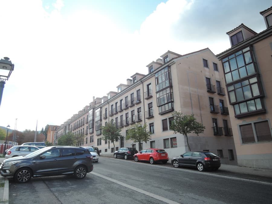 FINCA NÚMERO VEINTIUNO. VIVIENDA situada en la Planta Ático, al fondo derecha del desembarque de la escalera, Tipo F, del Bloque ¿A¿, del Conjunto Inmobiliario denominado ¿HUERTA DEL MOLINO¿, sito en San Ildefonso (Segovia), entra la calle Baños y el - Imagen 1