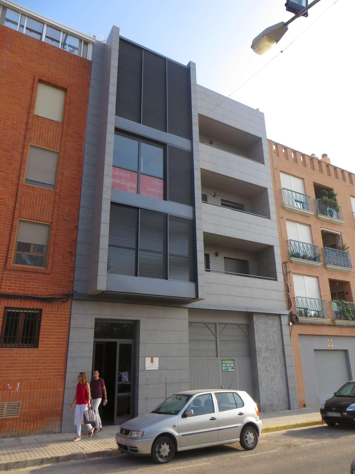 100,00% de Propiedad plena de Local comercial en calle Pio Bajora nº 13 de Almansa (Albacete) con una superficie construida de 162 m2 y útil de 157,35 m2. Cuota: dieciséis enteros, quince centésimas por ciento. Linderos: Frente, calle de su situación - Imagen 1