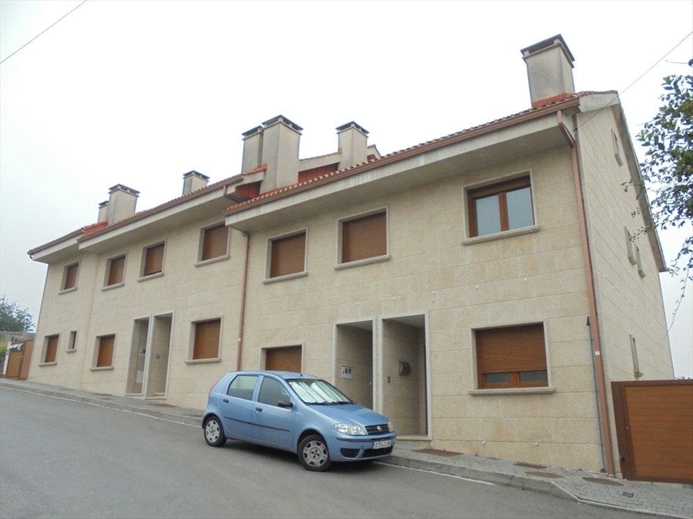 URBANA. Número OCHO. Local destinado a almacén-trastero, en la planta sótano de un edificio sito en la parroquia de Padriñan, en el municipio de Sanxenxo, con acceso directo e independiente a través de rampa de acceso al sótano, constituido por una n - Imagen 1