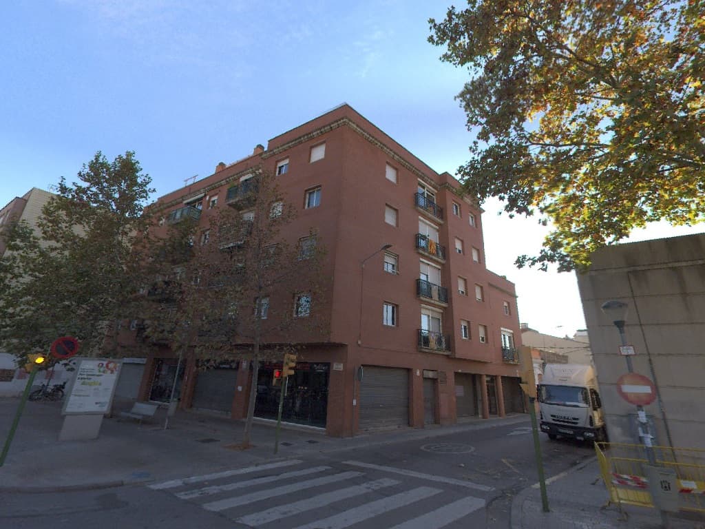 URBANA. 2. LOCAL COMERCIAL NUM UNO, en la planta baja del inmueble sito en Sabadell, con frente a la Carretera de Barcelona, núms del 210-220, formando esquina, otro frente, con la calle Manso, números del 1 al 5, integrado por las escaleras A y B - Imagen 1