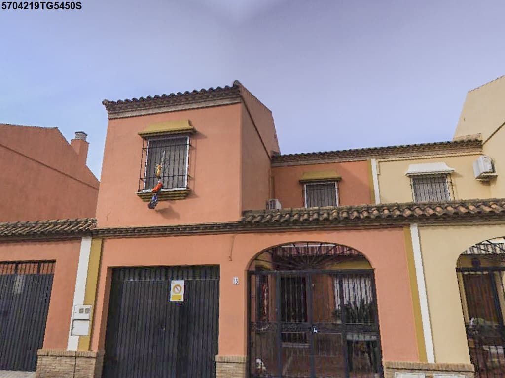 Vivienda número cinco del Conjunto, de V.P.O., sito en Mairena del Alcor, en la Urbanización Huerta del Cura, manzana número ocho, con frente a calle Luis de Góngora en la que está señalada con el número tres. Se compone de garaje, vestíbulo, sala, c - Imagen 1