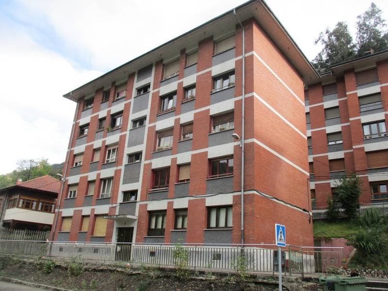 URBANA. 50% Pleno dominio. CASA Y PORTAL NUM UNO.- FINCA NUM TRES.- Vvda tipo A, situada en la 1ª planta, a la dcha entrando, por el portal de la casa de la calle Mateu de Ros, en términos de Valdefarrucos, Caborana, Aller. Ocupa una sup. útil de 62, - Imagen 1