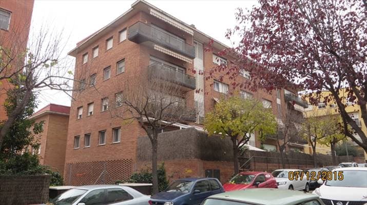 Tiene su acceso independiente a la indicada calle, a través del patio o jardín comunitario, mediante vestibulo y caja de escalera. Se distribuye en recibidor, estar-comedor, cocina, lavadero, distribuidor, tres dormitorios y dos baños. Tiene una supe - Imagen 1