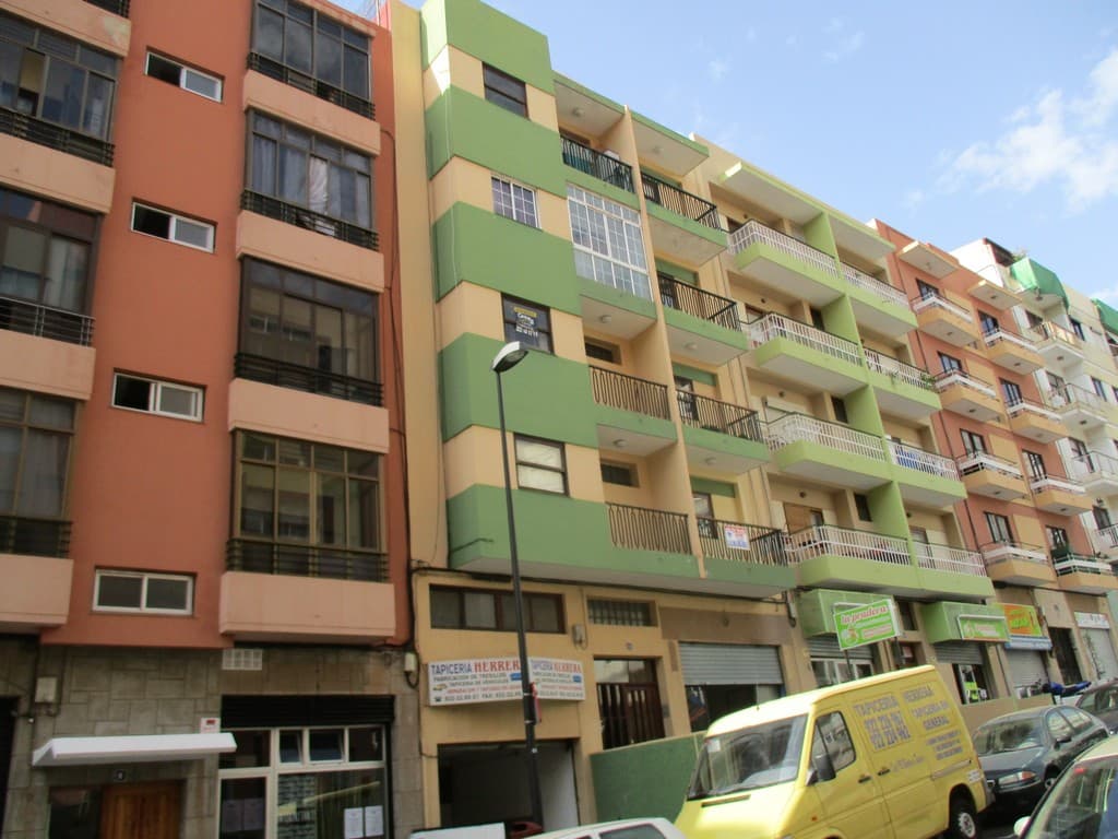 Local comercial, planta baja, en Santa Cruz de Tenerife, donde dicen El Perú, calle Ramón Trujillo, que mide CIENTO SESENTA Y SIETE METROS OCHENTA Y CINCO DECIMETROS CUADRADOS, y linda: frente, vacío de la rampa de acceso a la planta de sótano, porta - Imagen 1