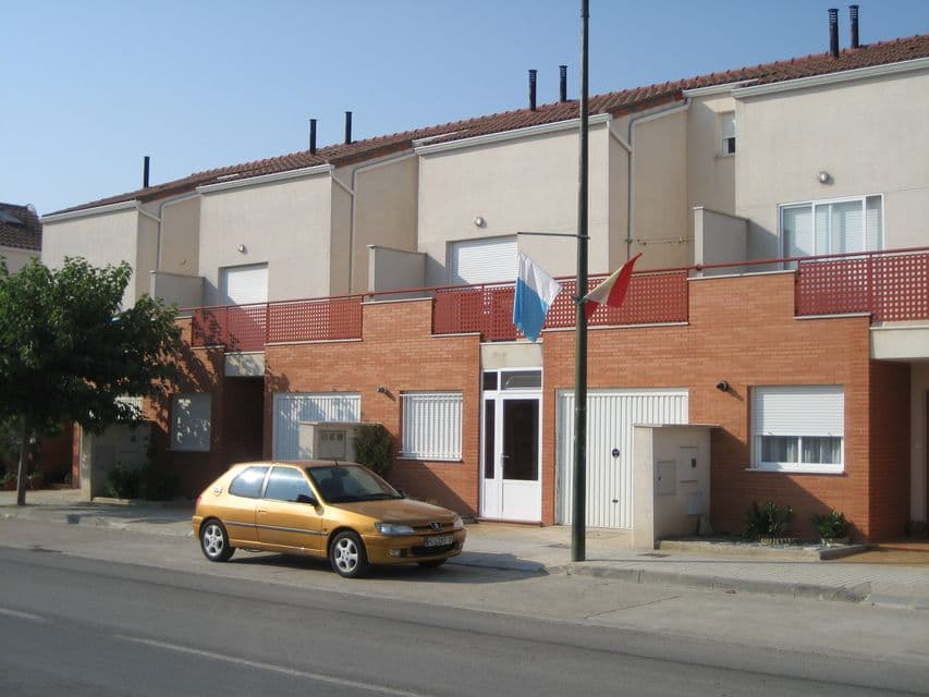 50% PLENO DOMINIO vivienda unifamiliar número 3, sita en Sariñena, con acceso por la Calle Justicia de Aragón, número 14. Tiene una superficie total 152,28 metros cuadrados con un jardín privativo en su parte posterior. Se subasta el pleno dominio de - Imagen 1