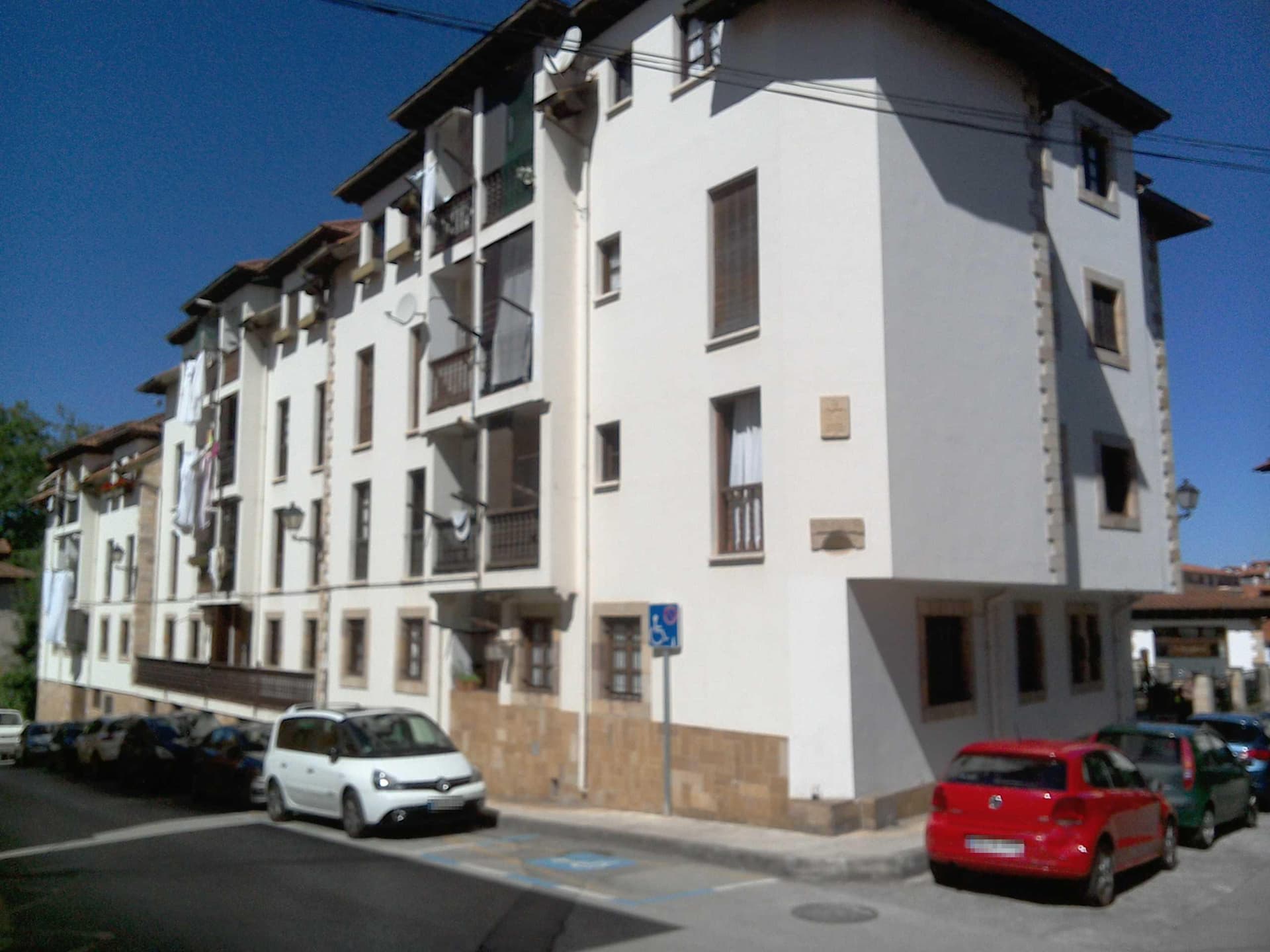 URBANA: NUMERO TRES: Vivienda de planta baja, planta primera, segunda y desván, de una casa en la Calle Torre de Trassierra, número tres de Comillas. - Imagen 1