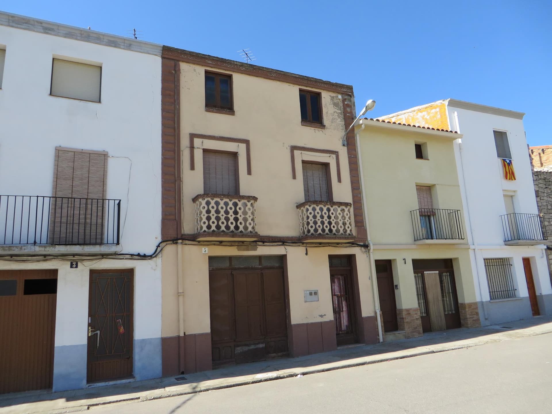 CASA, sita en el pueblo de Bellcaire d'Urgell, plaça Mercat, número cinco, de treinta y siete metros cuadrados de superficie. - Imagen 1
