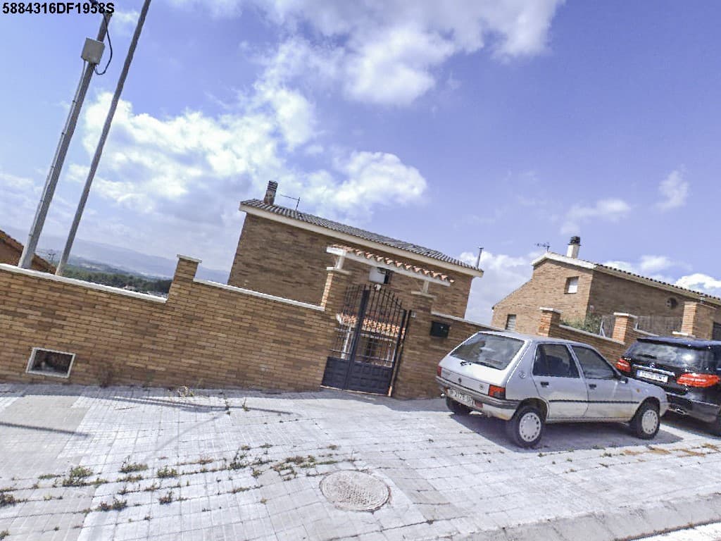Vivienda unifamiliar aislada en terreno de 420 m2 con planta baja aporchada y garaje de 45 m2. La vivienda construida consta de 87 m2. La superficie edificada de la vivienda ocupa 90 m2 de solar y el resto es jardín que le rodea.