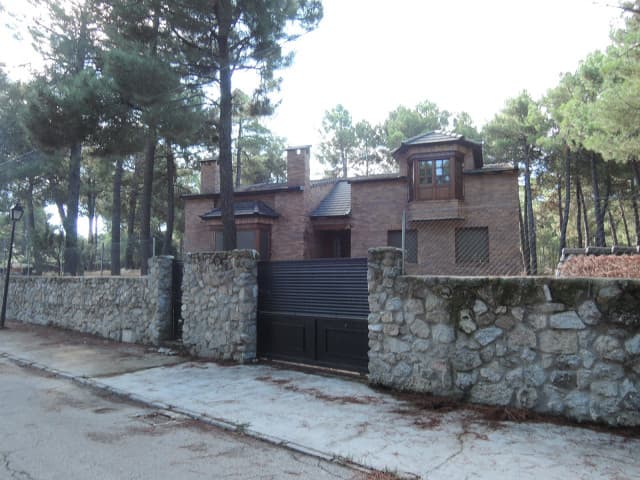 URBANA. - PORCION.- PARCELA número 676 en término de Cadalso de los Vidrios, Partida Dehesa de Poniente y Lancha Abierta. Ocupa una superficie de 1.500 metros cuadrados, VIVIENDA UNIFAMILIAR AISLADA sita en término municipal de Cadalso de los Vidrios - Imagen 1