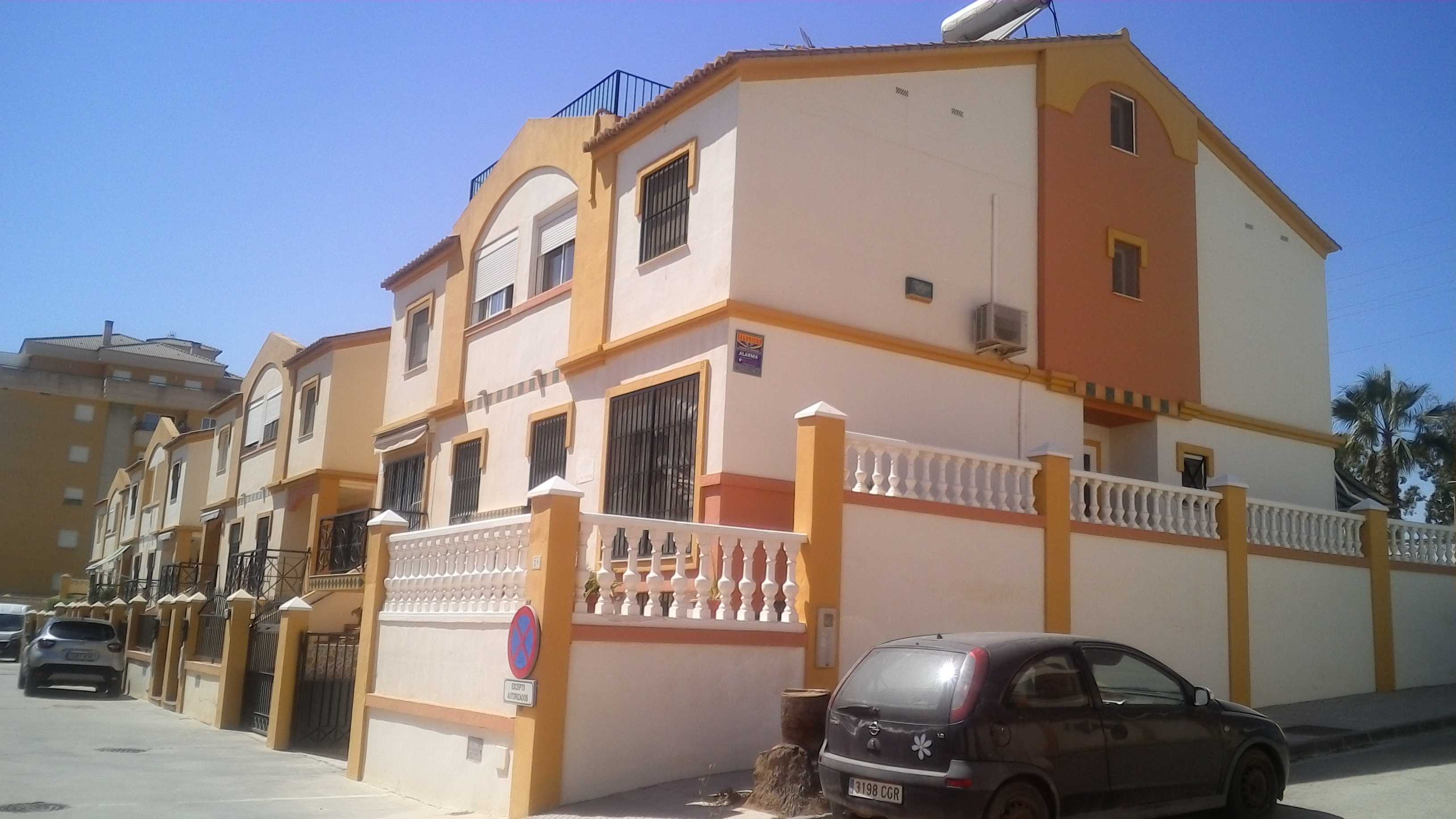 Conjunto Residencial Parque Almenabar Nº23. Chalet pareado con jardín y garaje en urbanización privada en Algarrobo-Costa.