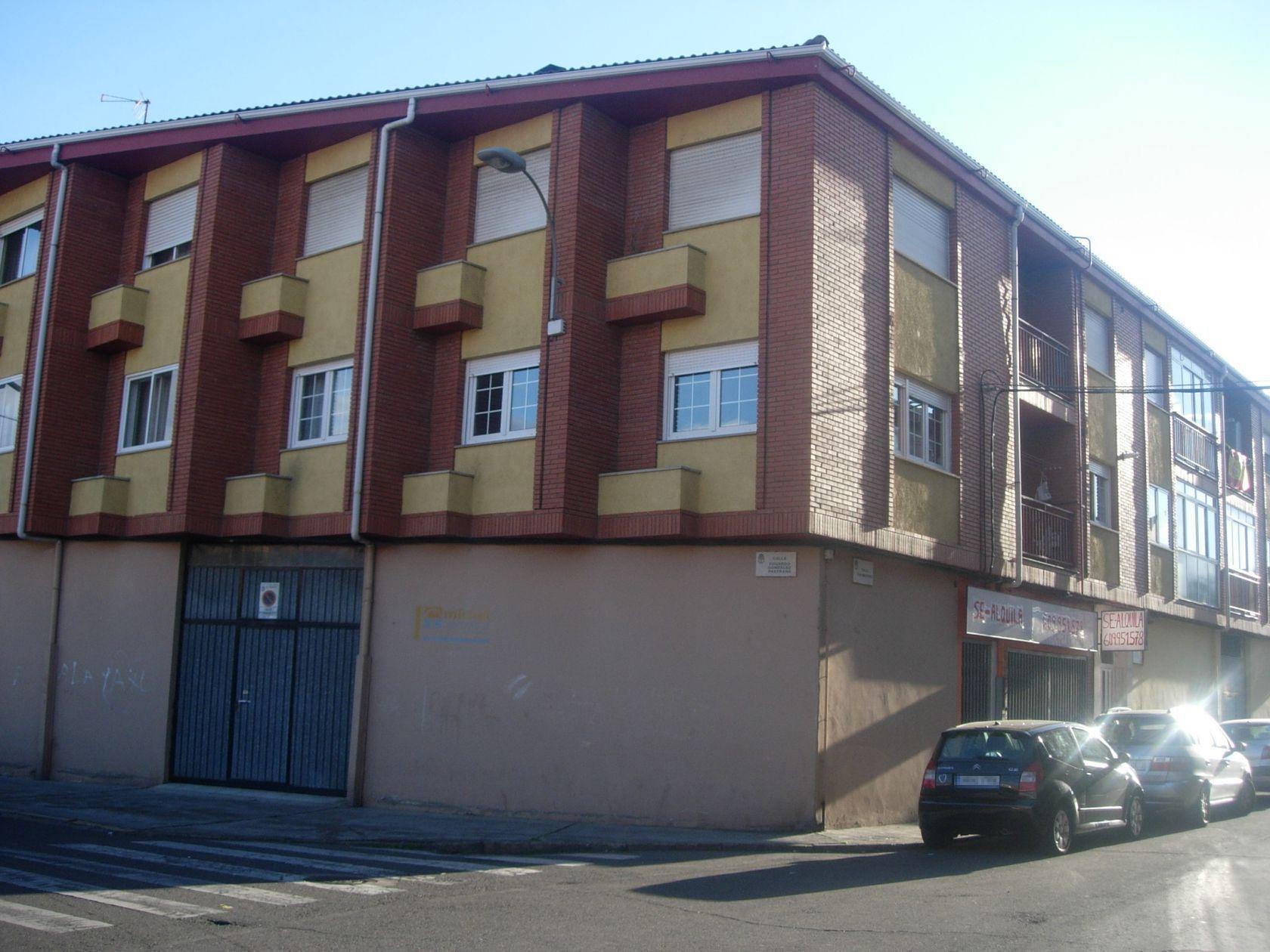 URBANA: FINCA NÚMERO DIEZ.- VIVIENDA en la planta segunda del Edificio en TROBAJO DEL CAMINO, Ayuntamiento de San Andrés del Rabanedo, a la CALLE LOS ALUCHES, hoy calle MESONES, número 18, con acceso por el Portal-Uno, a la derecha del rellano de esc - Imagen 1