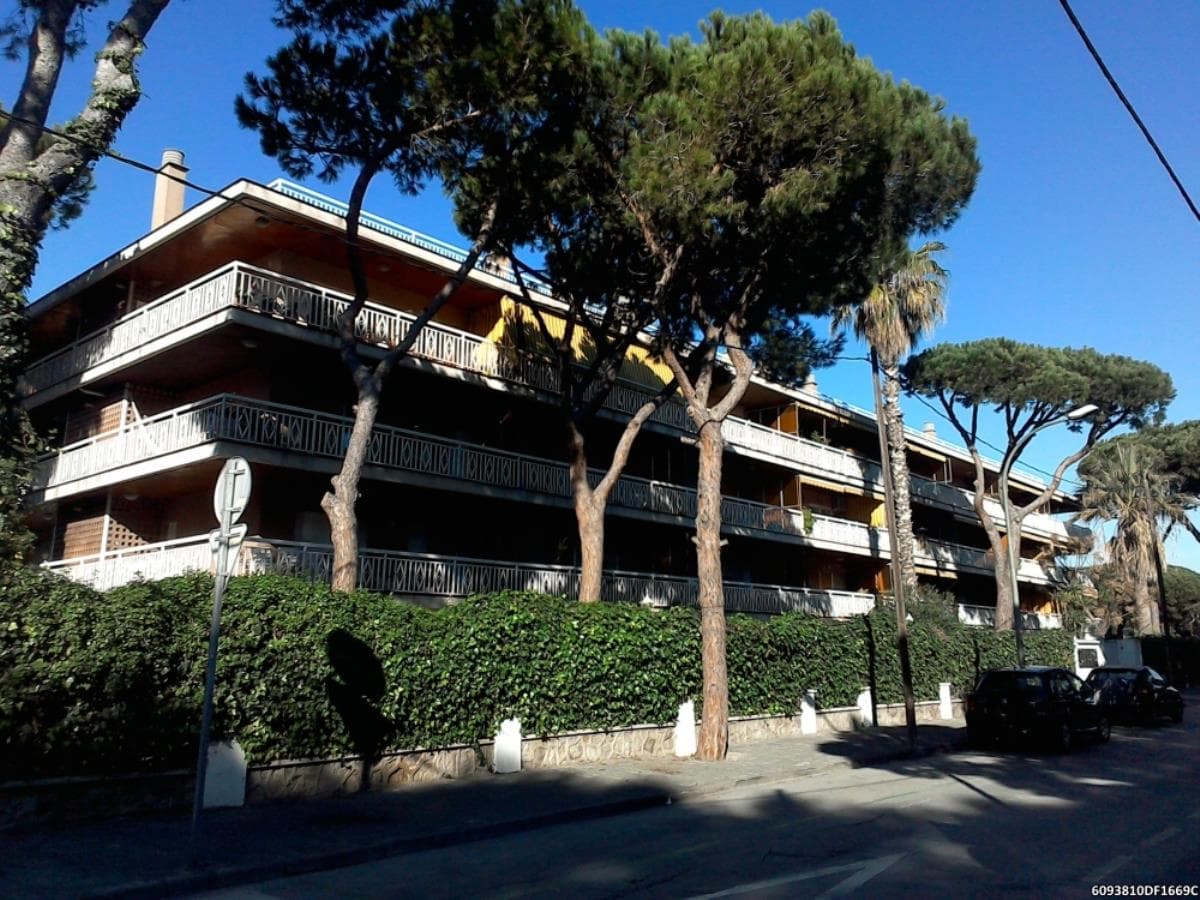 MITAD INDIVISA DEL PLENO DOMINIO DE URBANA.- FINCA NUMERO CINCO.- Local destinado a VIVIENDA.- PISO TERCERO.- PUERTA PRIMERA.- ESCALERA A, de la casa sita en el Paseo de la Tramontana y calle 21,sin número de gobierno por ninguna de ellas, de Castell