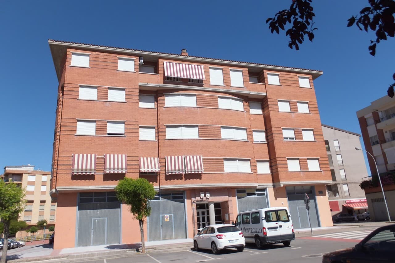 Vivienda sita en Fuenmayor, en la C/ Donantes de Sangre 11, 1º A, inscrita en el Registro de la Propiedad nº 2 de Logroño, finca nº 6010, inscripción 7ª y la novación en la 9ª. Tiene como anejo el trastero sito en planta baja cubierta, señalado con e - Imagen 1