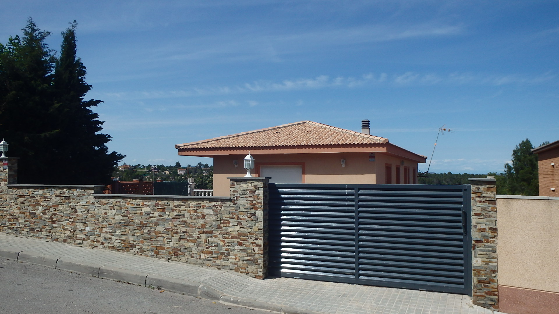 DESCRIPCIÓN: 1. Vivienda unifamiliar compuesta de planta semisótano y planbta baja . Se asienta sobre un terreno o solar de superficie aproximada quinientos veinticinco metros cuadrados, destinandose el resto no edificado a patio o jardin - Imagen 1