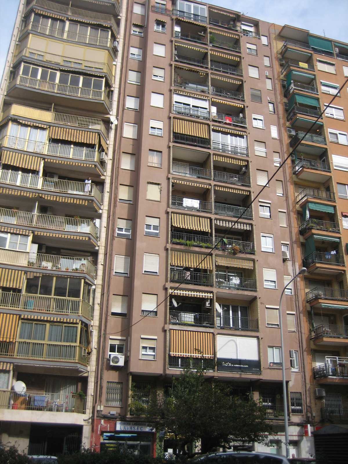 URBANA: Piso tercero exterior de la derecha mirando a fachada, del edificio en Valencia, Avenida del Doctor Waksman número veintinueve, se destina a vivienda, señalada su puerta con el número nueve de la escalera. Tiene una superficie de ciento cuatr