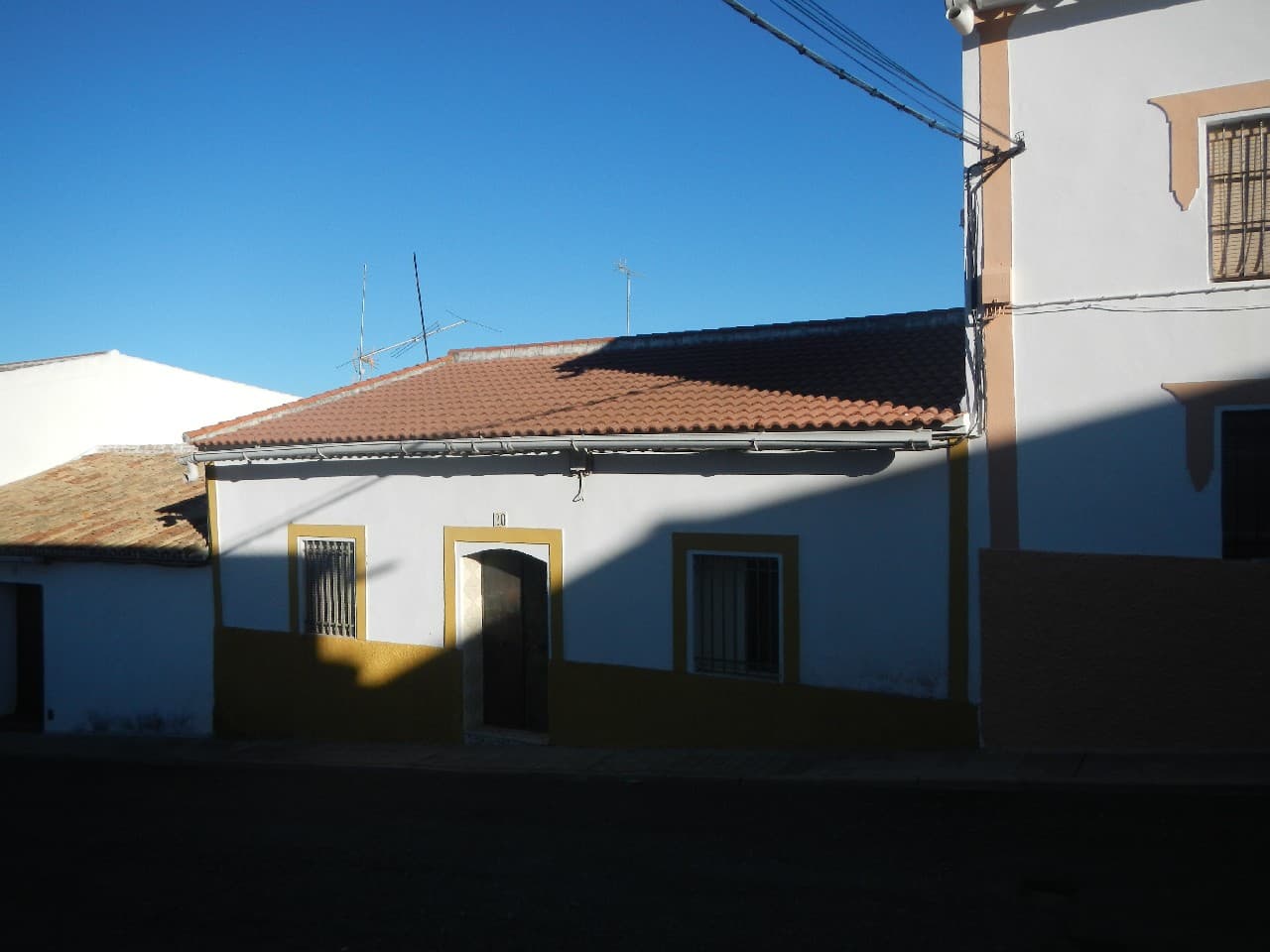 URBANA: CASA EN CASTILBLANCO DE LOS ARROYOS, CALLE PILAR VIEJO, NÚMERO VEINTE. Construída: cien metros, treinta y cuatro decímetros cuadrados. Terreno; Ciento cincuenta y dos metros, treinta y cuatro decímetros cuadrados. Linderos: Derecha, FINCA DE - Imagen 1