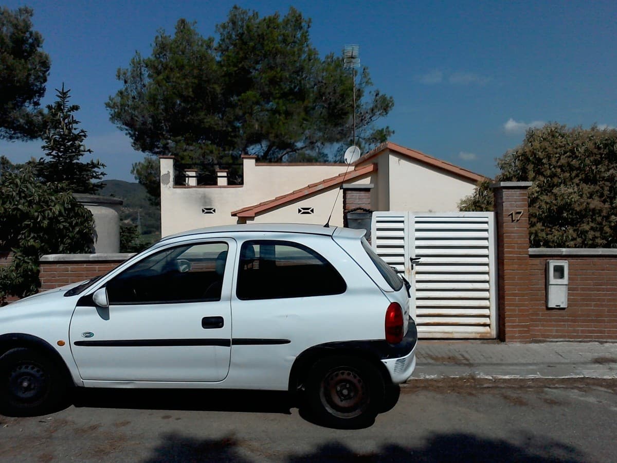 URBANA.- VIVIENDA UNIFAMILIAR AISLADA. Edificada sobre parte de una porción de terreno en término de Piera, partida "Can Martí de la Estela", de figura irregular, hoy calle Atzavars, número 17