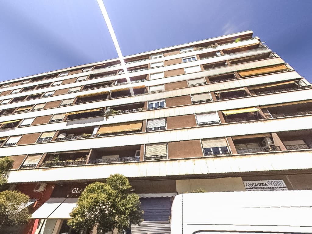 Vivienda sita en el 2º D, esc. 2 de la Vía San Fernando , núm. 11 de Zaragoza. Con trastero núm . 8 como anejo.