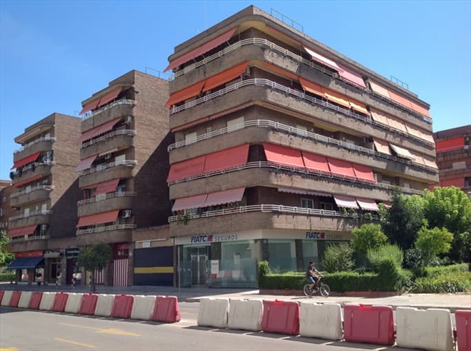 URBANA. NUMERO CINCUENTA Y SEIS. PISO PRIMERO IZQUIERDA, tipo A, en la planta primera de alzado, del edificio en esta calle Arabial, en la Ribera del Genil, denominado EDIFICIO TOPACIO, en la Urbanización Parque Genil, destinado a vivienda, con varia
