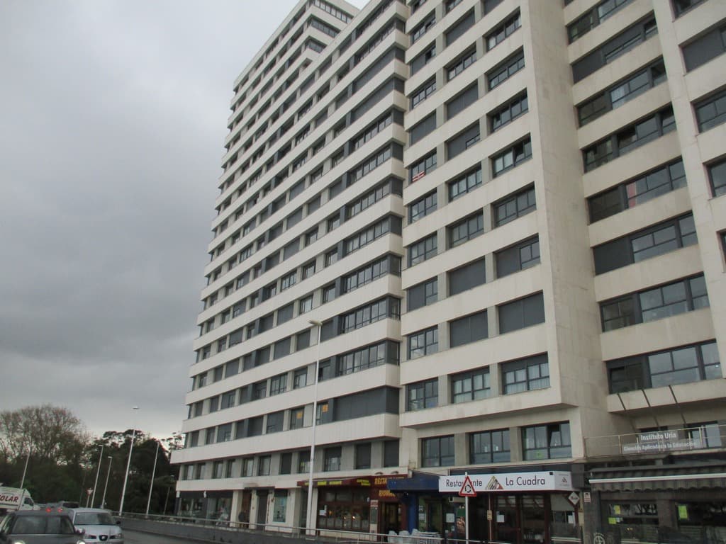 URBANA DEPARTAMENTO NUMERO DIEZ, VIVIENDA EN PLANTA DE ENTRESUELO, TIPO L CON ACCESO POR EL PORTAL NUMERO VEINTICINCO, ENCALERA ANTERIOR, DE LA CASA Nº 25 Y 26 DE LA AV. RUFO RENDUELES Y 19 DE LA AV. DE CASTILLA.