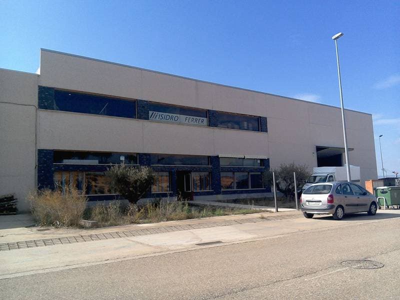 URBANA.- Nave industrial que se desarrolla sobre una parcela de terreno que figura en el plano de emplazamiento con los números tres y cuatro, sita en el término municipal de La Almunia de Doña Godina, en la urbanización llamada La Cuesta, en la vía - Imagen 1